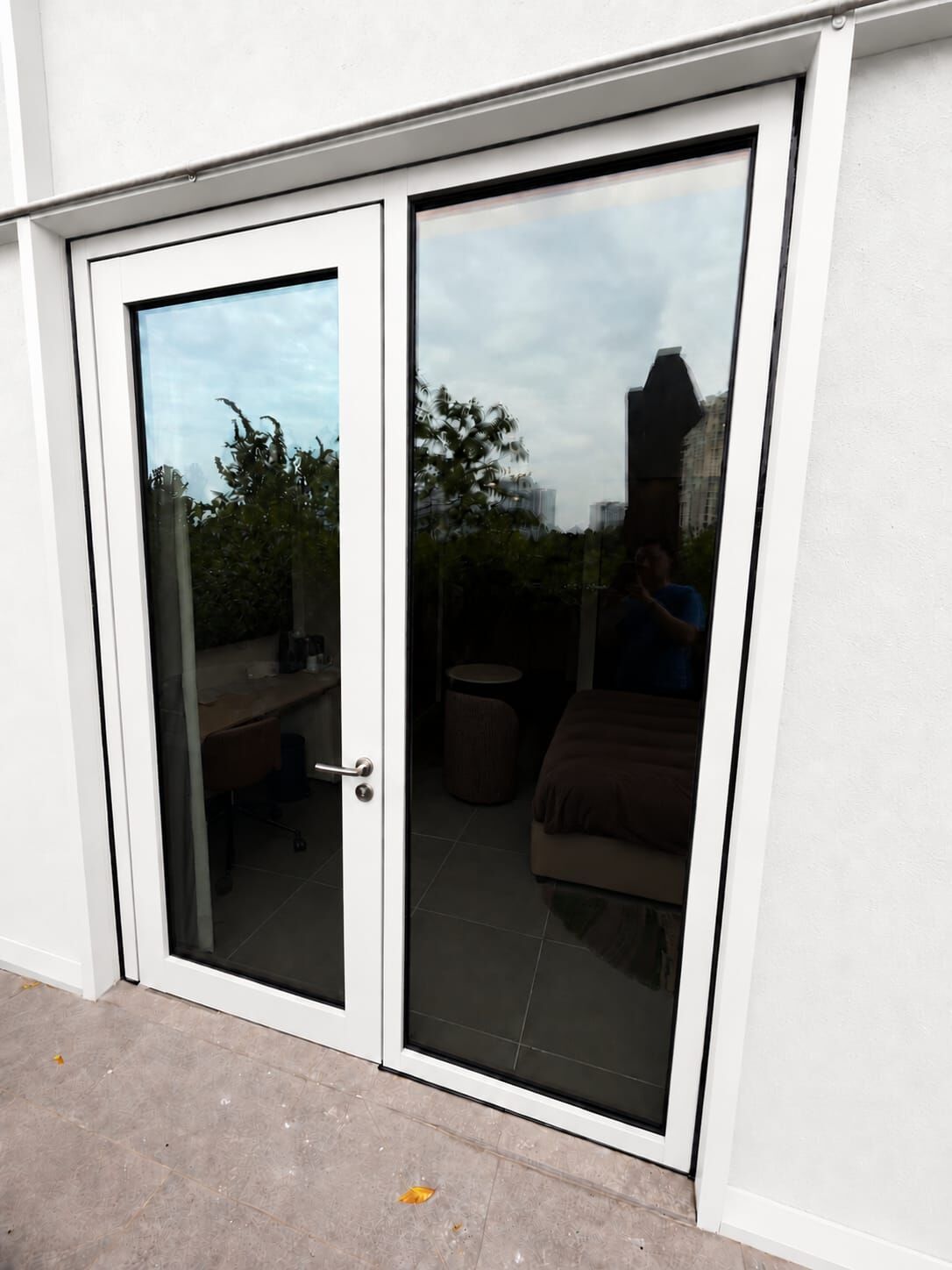 Terrace doors: fire rated glass with powder coated finish