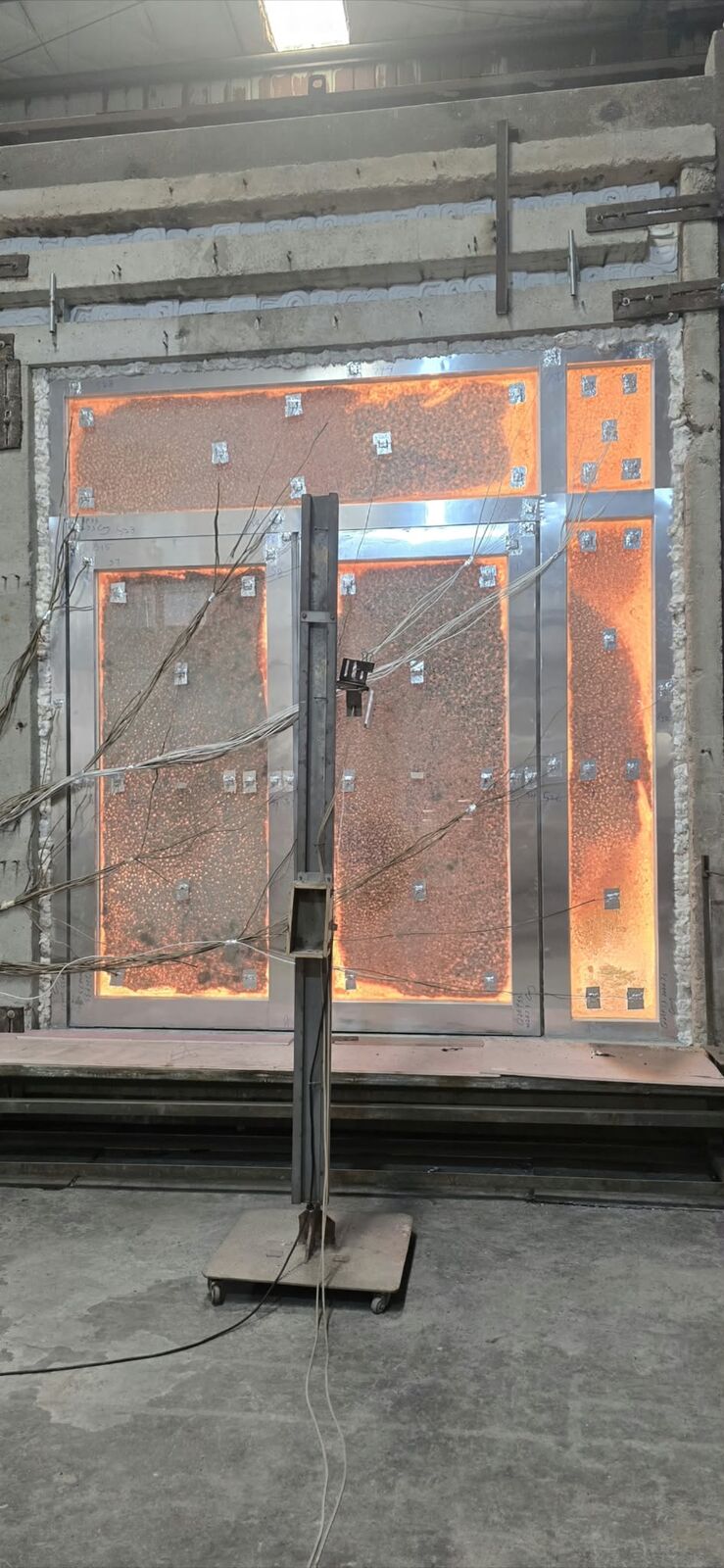 The same door system glowing during the furnace test